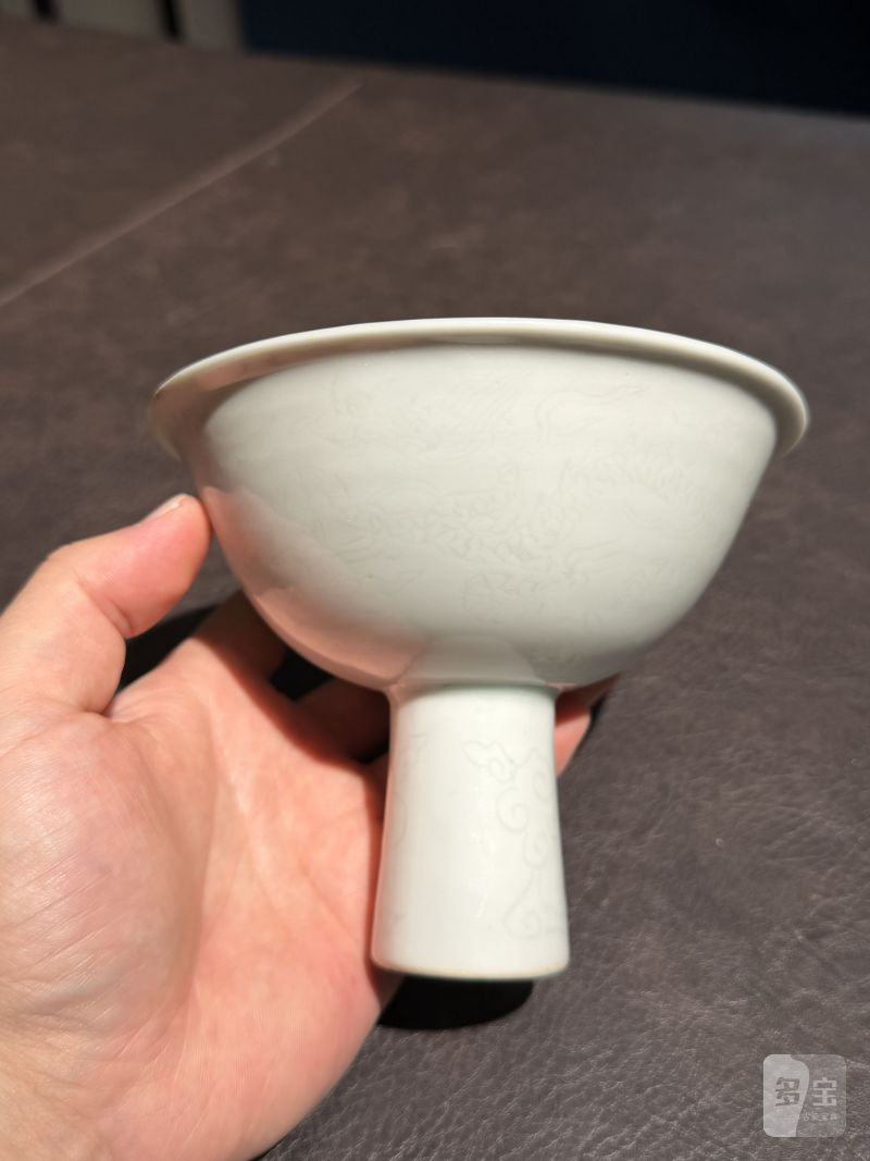 明嘉靖 白釉暗刻龙纹高足杯 - 图9